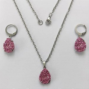 CONJUNTO EM AÇO INOXIDÁVEL -  CONJUNTO CORRENTE (03) 50CM E BRINCO ARGOLINHA DE PRESSÃO COM PINGENTE DRUSA ROSA 10X14- COMPOSIÇÃO: AÇO INOXIDÁVEL - (AÇO2015) ACCJ000101