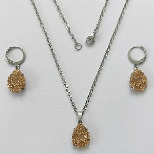 CONJUNTO EM AÇO INOXIDÁVEL -  CONJUNTO CORRENTE (03) 50CM E BRINCO ARGOLINHA DE PRESSÃO COM PINGENTE DRUSA DOURADA 10X14- COMPOSIÇÃO: AÇO INOXIDÁVEL - (AÇO2018) ACCJ000103