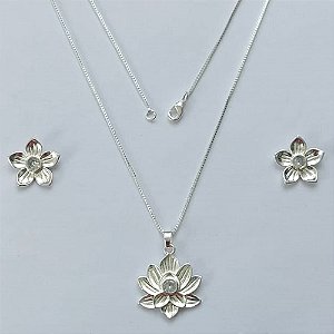CONJUNTO FOLHEADO A PRATA COM 50 MILÉSIMOS + VERNIZ DIAMOND - CONJUNTO COM CORRENTE VENEZIANA 45CM - BRINCOS DE PINO E PINGENTES EM FLORES COM PEDRA EM ZIRCÔNIA CRISTAL 19X22MM (PRA450) PRCJ000183