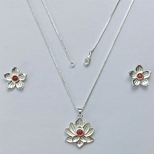 CONJUNTO FOLHEADO A PRATA COM 50 MILÉSIMOS + VERNIZ DIAMOND - CONJUNTO COM CORRENTE VENEZIANA 45CM - BRINCOS DE PINO E PINGENTES EM FLORES COM PEDRA EM ZIRCÔNIA VERMELHA 19X22MM (PRA451) PRCJ000184