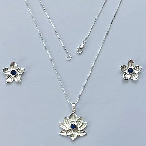 CONJUNTO FOLHEADO A PRATA COM 50 MILÉSIMOS + VERNIZ DIAMOND - CONJUNTO COM CORRENTE VENEZIANA 45CM - BRINCOS DE PINO E PINGENTES EM FLORES COM PEDRA EM ZIRCÔNIA AZUL 19X22MM (PRA452) PRCJ000185