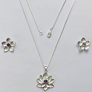 CONJUNTO FOLHEADO A PRATA COM 50 MILÉSIMOS + VERNIZ DIAMOND - CONJUNTO COM CORRENTE VENEZIANA 45CM - BRINCOS DE PINO E PINGENTES EM FLORES COM PEDRA EM ZIRCÔNIA LILÁS 19X22MM (PRA453) PRCJ000186