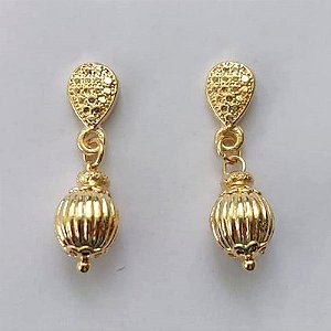 BRINCO FOLHEADO A OURO - BANHADO COM 5 MILÉSIMOS + VERNIZ DIAMOND -  BRINCO DE PINO COM BASE DESENHADA BOLINHA DESENHADA 26MM - (OURO312) OUBR000232