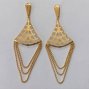 BRINCO FOLHEADO A OURO - BANHADO COM 5 MILÉSIMOS + VERNIZ DIAMOND -  BRINCO DE PINO COM BASE LISA FORMATO LEQUE COM CORRENTE 40MM - (OURO310) OUBR000234