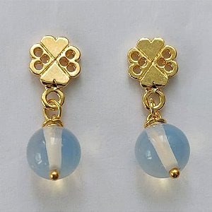 BRINCO FOLHEADO A OURO - BANHADO COM 5 MILÉSIMOS + VERNIZ DIAMOND -  BRINCO DE PINO BASE DESENHADA TREVO COM PEDRA OPALA 30MM - (OURO317) OUBR000235