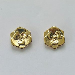 BRINCO FOLHEADO A OURO - BANHADO COM 5 MILÉSIMOS + VERNIZ DIAMOND -  BRINCO DE PINO FLOR 11MM - (OURO325) OUBR000240