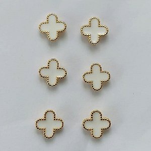 BRINCO FOLHEADO A OURO - BANHADO COM 5 MILÉSIMOS + VERNIZ DIAMOND -   TRIO DE BRINCO DE PINO TREVO BRANCO 6MM - (OURO335) OUBR000250