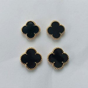 BRINCO FOLHEADO A OURO - BANHADO COM 5 MILÉSIMOS + VERNIZ DIAMOND - DUO DE BRINCO DE PINO TREVO PRETO 9/7MM - (OURO336) OUBR000251