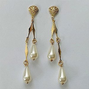 BRINCO FOLHEADO A OURO - BANHADO COM 5 MILÉSIMOS + VERNIZ DIAMOND - BRINCO DE PINO BASE DESENHADA E PÉROLAS 7MM - (OURO337) OUBR000252