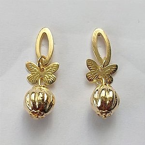 BRINCO FOLHEADO A OURO - BANHADO COM 5 MILÉSIMOS + VERNIZ DIAMOND - BRINCO DE PINO BASE VAZADA COM BORBOLETA E BOLINHA DESENHADA 9MM - (OURO350) OUBR000257