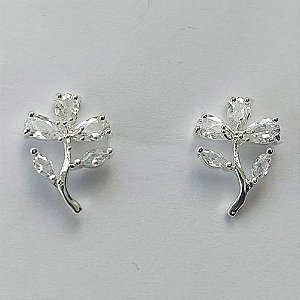 BRINCO FOLHEADA A PRATA COM 50 MILÉSIMOS + VERNIZ DIAMOND - BRINCO DE PINO FLOR COM ZIRCÔNIAS 10MM (PRA489) PRBR001231