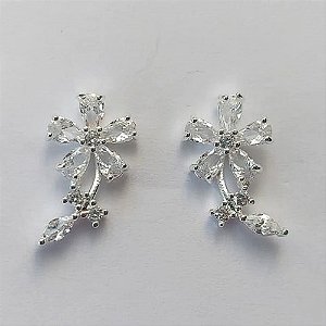 BRINCO FOLHEADA A PRATA COM 50 MILÉSIMOS + VERNIZ DIAMOND - BRINCO DE PINO FLOR COM ZIRCÔNIAS 11MM (PRA490) PRBR001232