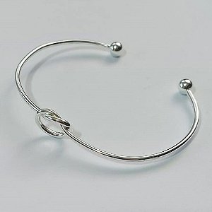 PULSEIRA (BRACELETE) FOLHEADA A PRATA COM 50 MILÉSIMOS + VERNIZ DIAMOND - PULSEIRA (BRACELETE ) COM NÓ FORMATO CORAÇÃO LARGURA 2MM  (PRA497) PRPS001169