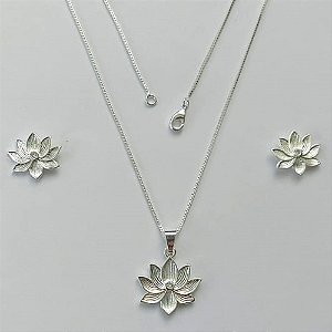 CONJUNTO FOLHEADO A PRATA COM 50 MILÉSIMOS + VERNIZ DIAMOND - CONJUNTO COM CORRENTE VENEZIANA 45CM - BRINCOS DE PINO E PINGENTE FLOR  15MM COM PEDRA EM ZIRCÔNIA CRISTAL  - (PRA502) PRCJ000188