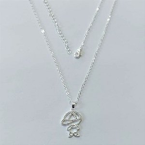 GARGANTILHA FOLHEADA A PRATA COM 50 MILÉSIMOS + VERNIZ DIAMOND - GARGANTILHA CORRENTE CADEADO 45CM PINGENTE MENINO COM BONÉ COM MICRO ZIRCÔNIAS 16MM PRGG001450