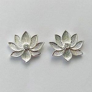 BRINCO FOLHEADA A PRATA COM 50 MILÉSIMOS + VERNIZ DIAMOND - BRINCO DE PINO FLOR COM ZIRCÔNIA 15MM (PRA507) PRBR001239