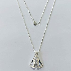 GARGANTILHA FOLHEADA A PRATA COM 50 MILÉSIMOS + VERNIZ DIAMOND - GARGANTILHA CORRENTE VENEZIANA 45CM PINGENTE NOSSA SENHORA APARECIDA COM MICRO ZIRCÔNIAS AZUÍS 19MM PRGG001453