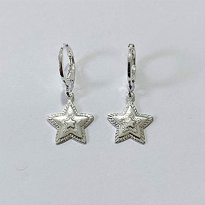 BRINCO FOLHEADA A PRATA COM 50 MILÉSIMOS + VERNIZ DIAMOND - BRINCOS DE ARGOLA DE PRESSÃO COM PINGENTE ESTRELA DESENHADA 13MM PRBR001259