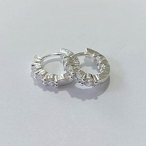 BRINCO FOLHEADA A PRATA COM 50 MILÉSIMOS + VERNIZ DIAMOND - BRINCOS DE ARGOLA COM ZIRCÔNIAS 13MM PRBR001262