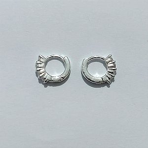 BRINCO FOLHEADA A PRATA COM 50 MILÉSIMOS + VERNIZ DIAMOND - BRINCOS DE ARGOLA COM 1 FILEIRA DE MICRO ZIRCÔNIAS 12MM PRBR001272