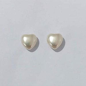 BRINCO FOLHEADO A PRATA COM 50 MILÉSIMOS + VERNIZ DIAMOND - BRINCOS DE PINO CORAÇÃO PÉROLA 4MM - PRBR001300