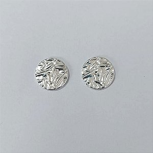 BRINCO FOLHEADA A PRATA COM 50 MILÉSIMOS + VERNIZ DIAMOND - BRINCOS DE PINO CÍRCULO MARTELADO 10MM PRBR001303