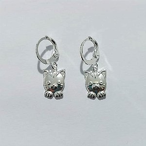 BRINCO FOLHEADA A PRATA COM 50 MILÉSIMOS + VERNIZ DIAMOND - BRINCO DE ARGOLA DE PRESSÃO COM PINGENTE GATINHO 8MM PRBR001303