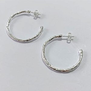 BRINCO FOLHEADA A PRATA COM 50 MILÉSIMOS + VERNIZ DIAMOND - BRINCO DE ARGOLA DESENHADA 30MM LARGURA 1MM PRBR001304