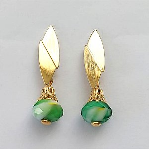 BRINCO FOLHEADO A OURO - BANHADO COM 5 MILÉSIMOS + VERNIZ DIAMOND - BRINCO DE PINO BASE FOLHA E PEDRA DE CRISTAL LEITOSA VERDE 31MM (OURO362) OUBR000262