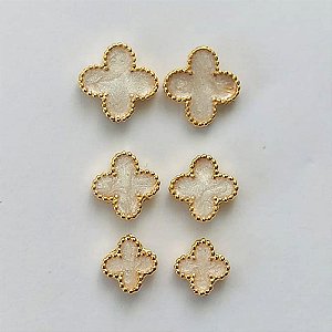 BRINCO FOLHEADO A OURO - BANHADO COM 5 MILÉSIMOS + VERNIZ DIAMOND - (TDK011) BRINCO DE TRIO TREVO MADRE PÉROLA - TAMANHOS: 7/9/11MM (OURO379) OUBR000276