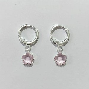 BRINCO FOLHEADO A PRATA COM 50 MILÉSIMOS + VERNIZ DIAMOND BRINCO COM TRANQUETA DE PRESSÃO TREVO ROSA 6MM PRBR001308