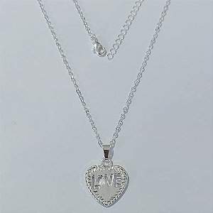 GARGANTILHA FOLHEADA A PRATA COM 50 MILÉSIMOS + VERNIZ DIAMOND - GARGANTILHA CORRENTE CADEADO 45CM CORAÇÃO ESCRITO LOVE VAZADO 17MM (PRA574) PRGG001488