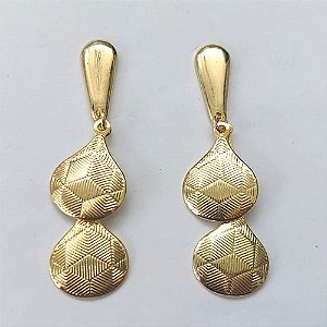 BRINCO FOLHEADO A OURO - BANHADO COM 5 MILÉSIMOS + VERNIZ DIAMOND - BRINCO DE PINO BASE GOTA E PINGENTE COM GOTAS DUPLAS 46MM - (OURO401) OUBR000281