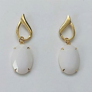 BRINCO FOLHEADO A OURO - BANHADO COM 5 MILÉSIMOS + VERNIZ DIAMOND - BRINCO DE PINO COM BASE GOTA VAZADA E PEDRA EM RESINA BRANCA 18MM - (OURO388) OUBR000284