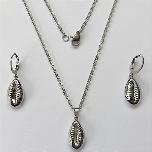 CONJUNTO EM AÇO INOXIDÁVEL - CONJUNTO COM CORRENTE 50CM (AÇO03C) BRINCO ARGOLINHA DE PRESSÃO E PINGENTE BUZIOS 15MM - COMPOSIÇÃO: AÇO INOXIDÁVEL - (AÇO2180) ACCJ000118