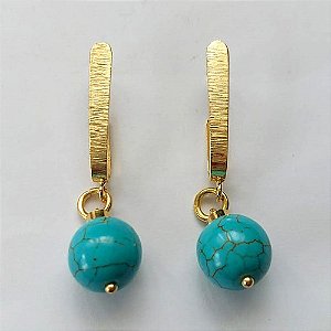 BRINCO FOLHEADO A OURO - BANHADO COM 5 MILÉSIMOS + VERNIZ DIAMOND - BRINCO DE PINO COM BASE COMPRIDA E PINGENTE PEDRA HOWLITA TURQUESA 12MM - (OURO396) OUBR000291