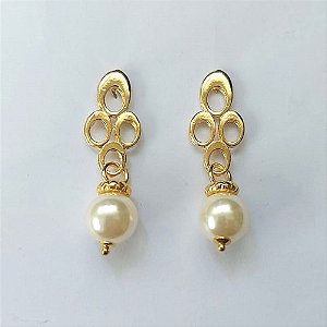 BRINCO FOLHEADO A OURO - BANHADO COM 5 MILÉSIMOS + VERNIZ DIAMOND - BRINCO DE PINO BASE FLOR VAZADA E PINGENTE EM PÉROLA 11MM ( OURO415) OUBR000293