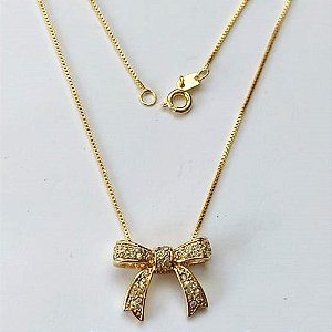 GARGANTILHA FOLHEADA A OURO - BANHADO COM 5 MILÉSIMOS + VERNIZ DIAMOND - CORRENTE VENEZIANA 45CM E PINGENTE LACINHO CRAVEJADO EM MICROS ZIRCÔNIAS 17X20MM - FECHO REDONDO (OURO435) OUGG000150