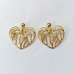 BRINCO FOLHEADO A OURO - BANHADO COM 5 MILÉSIMOS + VERNIZ DIAMOND - BRINCO DE PINO CORAÇÃO VAZADO COM PEDRAS EM ZIRCÔNIA 22X26MM (OURO449) OUBR000299
