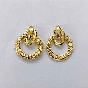 BRINCO FOLHEADO A OURO - BANHADO COM 5 MILÉSIMOS + VERNIZ DIAMOND - BRINCO DE PINO COM CÍRCULOS VAZADOS 14X17MM - (OURO465) OUBR000306