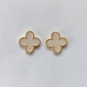 BRINCO FOLHEADO A OURO - BANHADO COM 5 MILÉSIMOS + VERNIZ DIAMOND - (CRIS) BRINCO DE PINO TREVO TIPO VAN CLEEF ROSA 10MM - (OURO490) OUBR000311