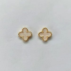 BRINCO FOLHEADO A OURO - BANHADO COM 5 MILÉSIMOS + VERNIZ DIAMOND - BRINCO DE PINO TREVO TIPO VAN CLEEF ROSA 8MM - (OURO487) OUBR000314