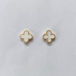 BRINCO FOLHEADO A OURO - BANHADO COM 5 MILÉSIMOS + VERNIZ DIAMOND - BRINCO DE PINO TREVO TIPO VAN CLEEF BRANCO 8MM - (OURO485) OUBR000317