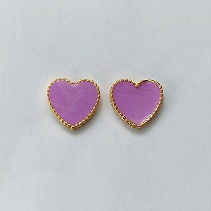 BRINCO FOLHEADO A OURO - BANHADO COM 5 MILÉSIMOS + VERNIZ DIAMOND - BRINCO DE PINO CORAÇÃO ESMALTADO LILÁS 15MM - (OURO484) OUBR000318