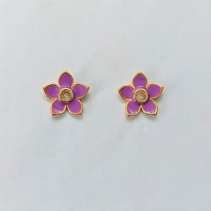 BRINCO FOLHEADO A OURO - BANHADO COM 5 MILÉSIMOS + VERNIZ DIAMOND - BRINCO DE PINO FLOR ESMALTADA LILÁS 15MM - (OURO483) OUBR000319