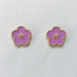BRINCO FOLHEADO A OURO - BANHADO COM 5 MILÉSIMOS + VERNIZ DIAMOND - BRINCO DE PINO FLOR ESMALTADA LILÁS 15MM - (OURO482) OUBR000320