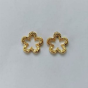 BRINCO FOLHEADO A OURO - BANHADO COM 5 MILÉSIMOS + VERNIZ DIAMOND - BRINCO DE PINO FLOR VAZADA 11MM - (OURO479) OUBR000323