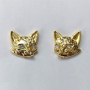 BRINCO FOLHEADO A OURO - BANHADO COM 5 MILÉSIMOS + VERNIZ DIAMOND - BRINCO DE PINO RAPOSA COM OLHO ZIRCÔNIA CRISTAL 11X11MM - (OURO474) OUBR000333