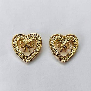 BRINCO FOLHEADO A OURO - BANHADO COM 5 MILÉSIMOS + VERNIZ DIAMOND - BRINCO DE PINO CORAÇÃO COM LACINHO VAZADO 11X11MM - (OURO473) OUBR000334