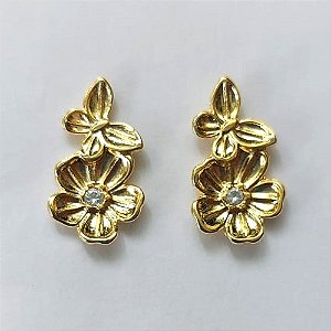 BRINCO FOLHEADO A OURO - BANHADO COM 5 MILÉSIMOS + VERNIZ DIAMOND - BRINCO DE PINO FLOR COM BORBOLETA E ZIRCÔNIA 9X18MM - (OURO472) OUBR000335